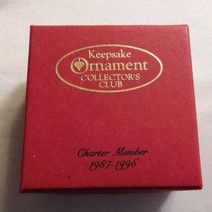 HALLMARK ORNAMENT CLUB 1996 10 YEAR CHARTER MEMBER PIN